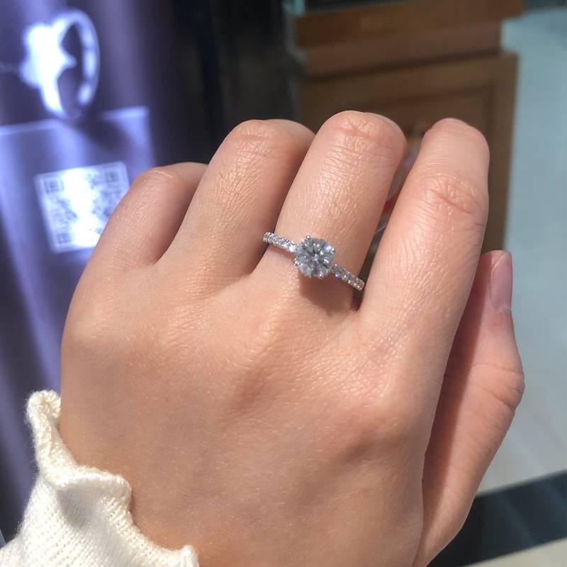 单头女戒S925银镀白金女戒定制选款主石莫桑钻1.0ct/副石高碳钻